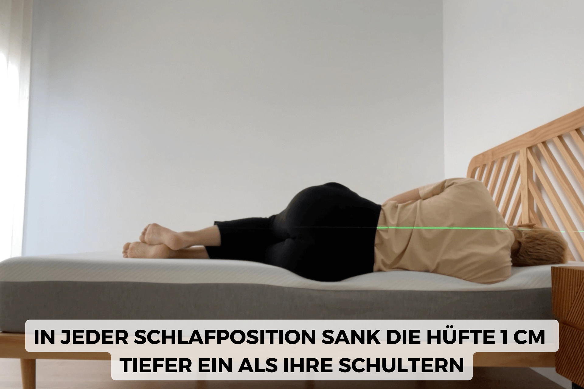 Testerin in Seitenlage auf der Hypnia Komfort Premium Matratze
